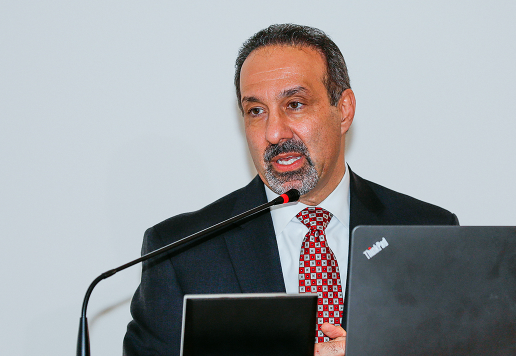 مهران كمرافا: من فضاءات مدينية إلى مدن عالمية: تقييم التمدن المفرط في الخليج